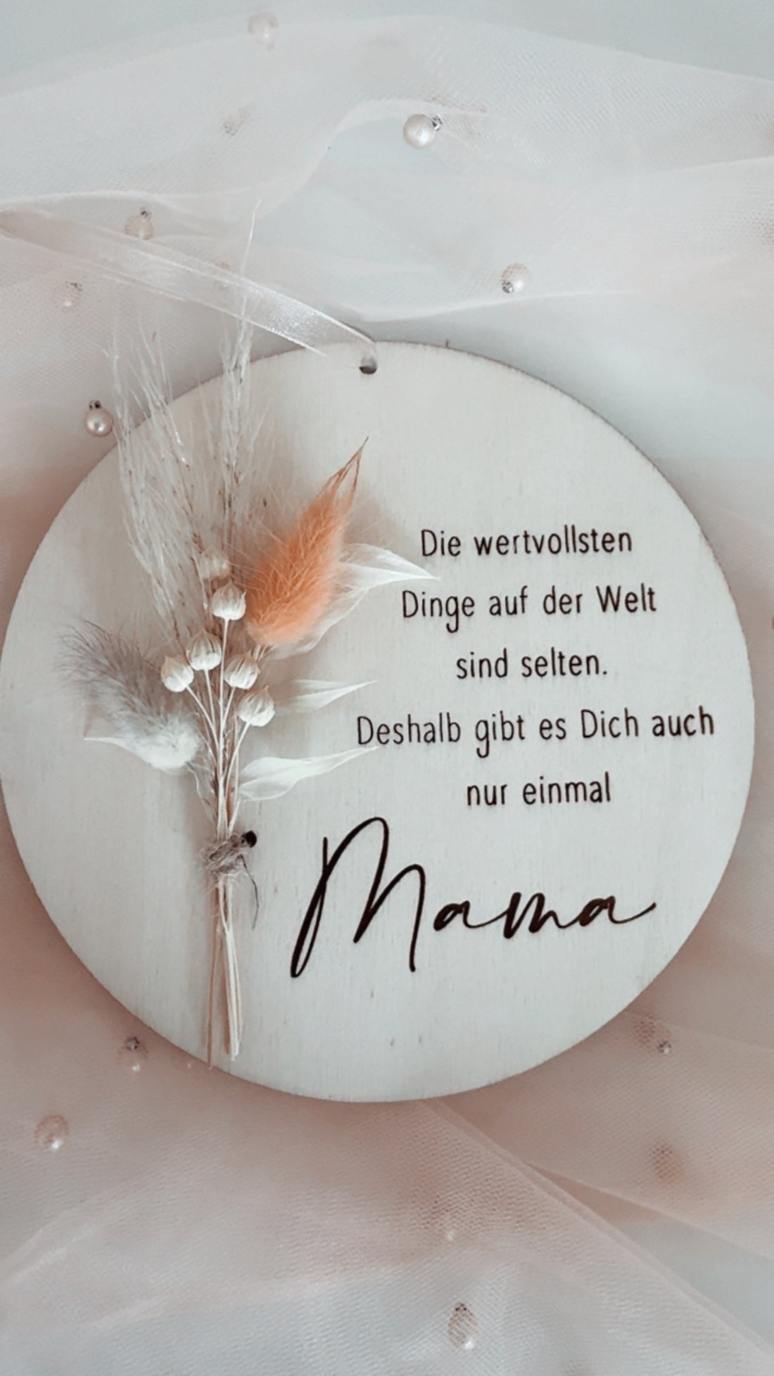 Holzschild mit Trockenblumen zum Muttertag