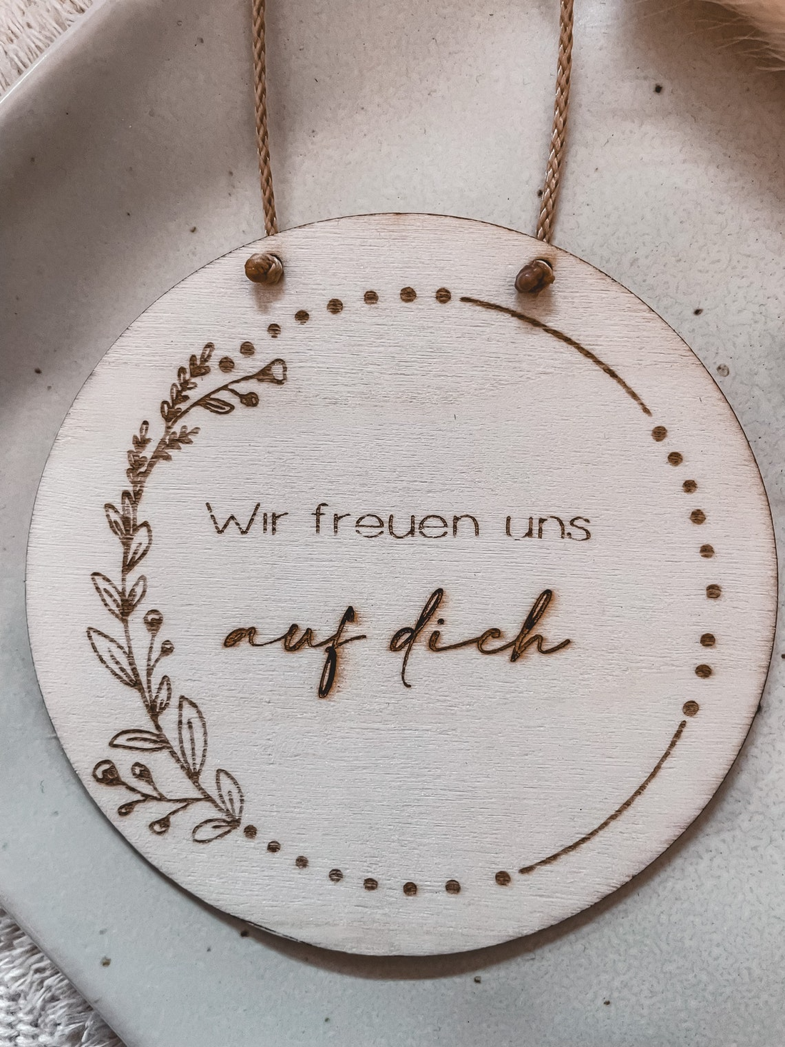 Holzschild "Wir freuen uns auf Dich"