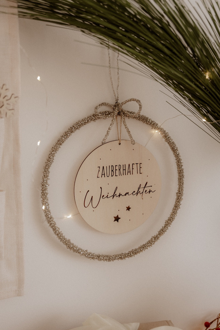 Glitzer-Türkranz mit Holzschild "Zauberhafte Weihnachten", 24 cm
