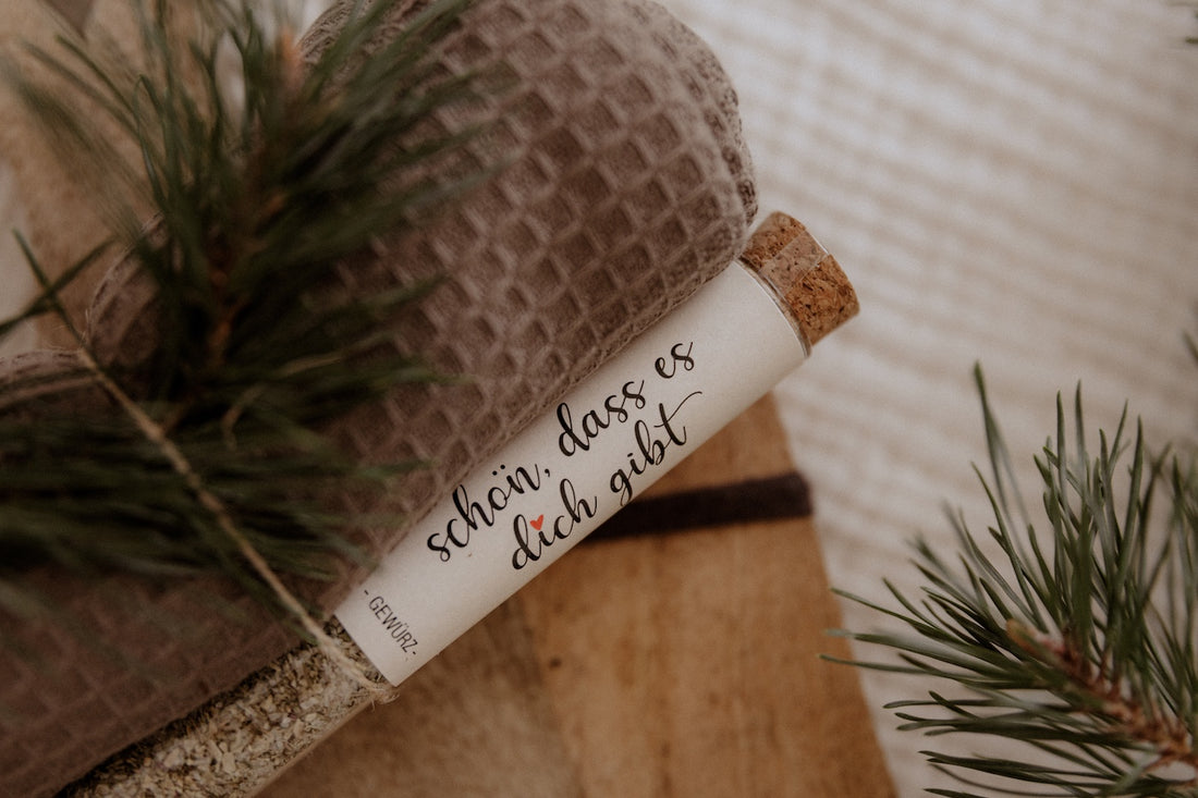 Geschenkset „Die geheime Zutat ist immer Liebe“ – klein, mit Mangoholzbrettchen, Kräutersalz & Geschirrtuch